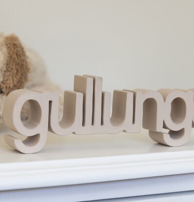 Dekoration Stående Gullunge från Different Design med nalle