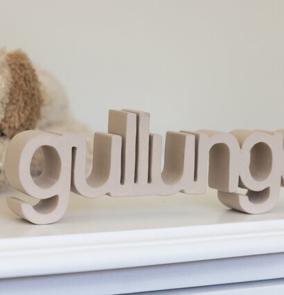 Dekoration Stående Gullunge från Different Design med nalle