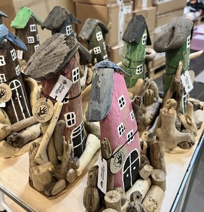 Hus Drivved från Different Design på trädäck med kartonger