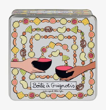 Bild av plåtburk med färgglada snacks och gemenskap