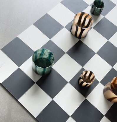 Bild av ljuslyktor i harmonisk och stilfull inredning