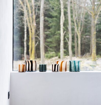 Bild av harmonisk inredning med ljuslyktor i fokus