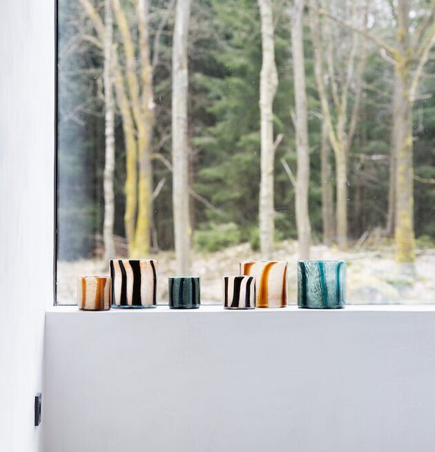 Bild av harmonisk inredning med ljuslyktor i fokus