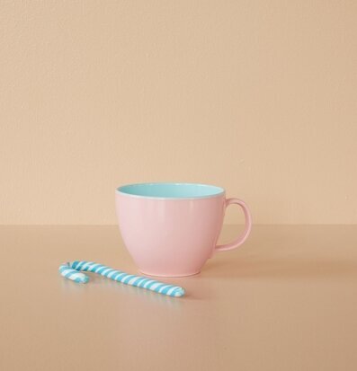 Bild av charmig inredning med pastellfärgad mugg