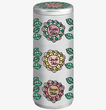 Bild av dekorativ plåtburk för te med blommönster