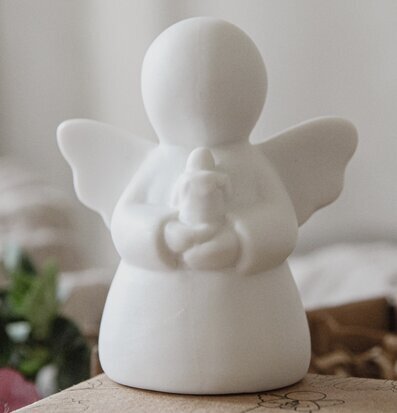 Ljusets Ängel Inkl Gåvobox från Majas Cottage i vit miljö