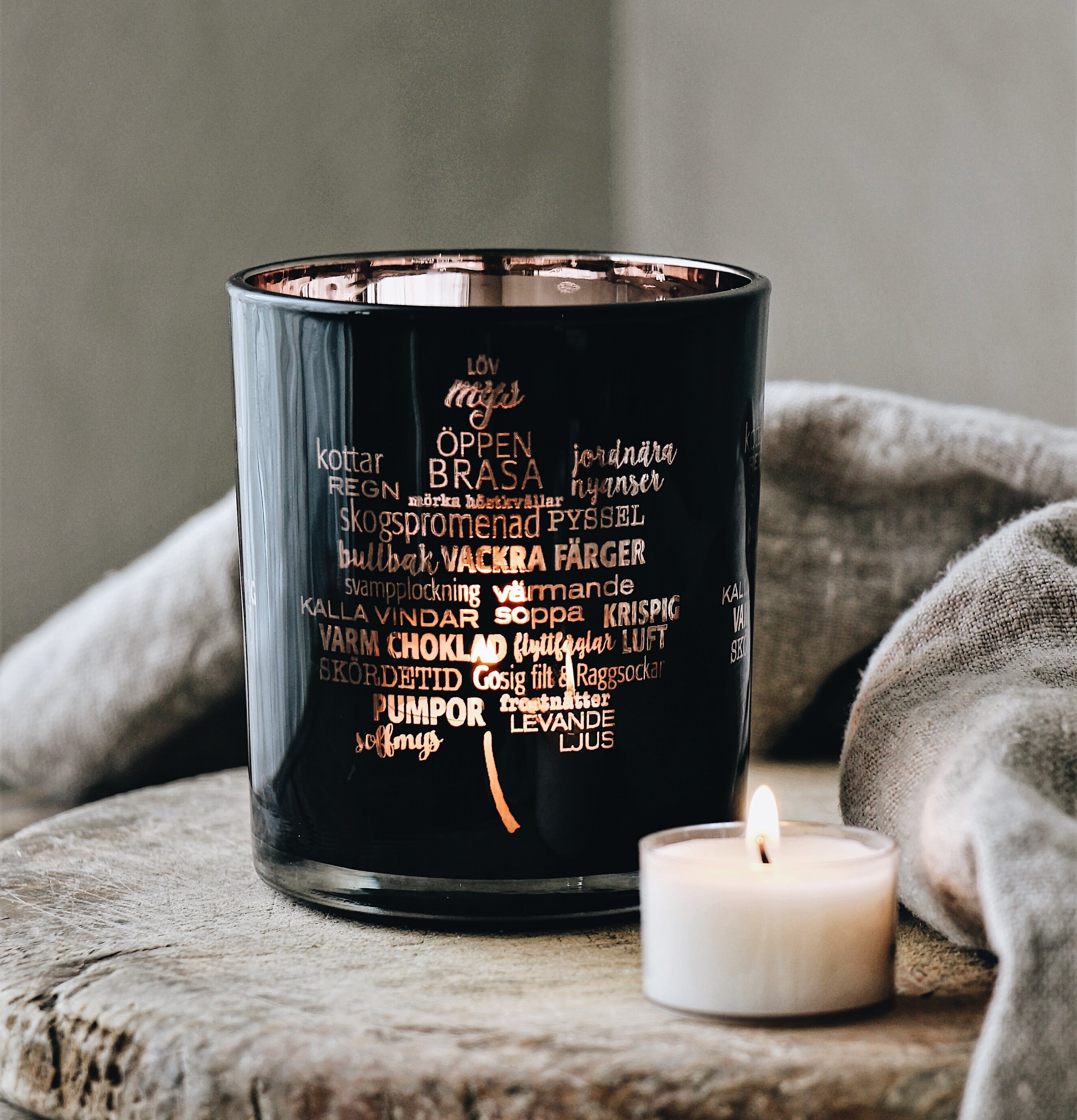 Ljuslykta Höst - Majas Cottage på rustikt träbord med ljus