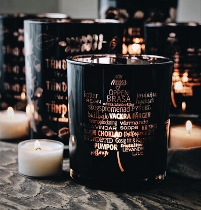 Bild av stämningsfulla ljuslyktor på rustikt bord