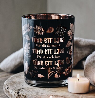 Bild av ljuslykta i harmonisk och rofylld inredning