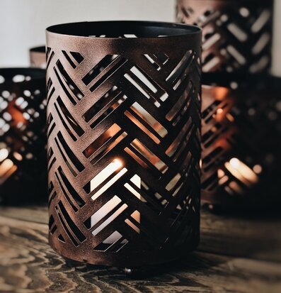 Foto av vacker lykta med fiskbensmönster och ljusspel