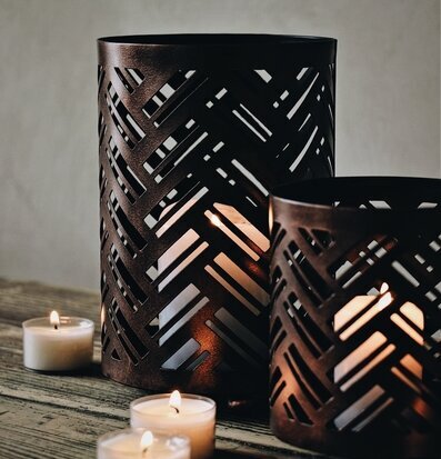 Bild av stämningsfulla lyktor på rustikt träbord