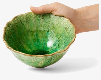 Skål Arabesque Seaweed från Sthål i en hand, närbild