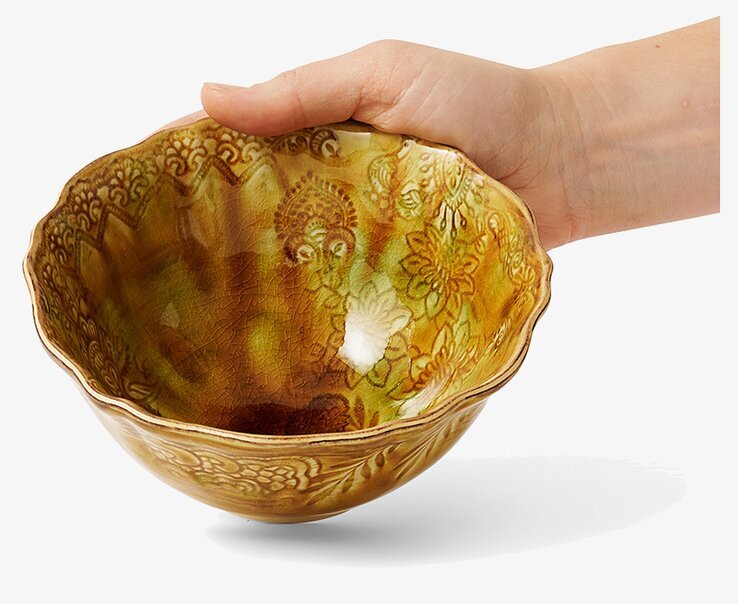 Skål Arabesque Pineapple från Sthål hålls av en hand