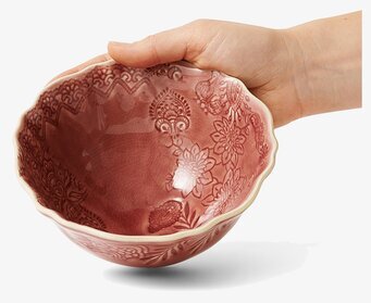 Skål Arabesque Old Rose från Sthål hålls upp av en hand