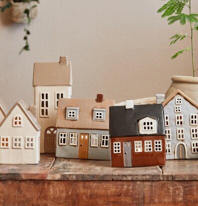 Foto av charmiga keramikhus på rustikt träbord