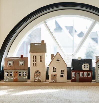 Bild av charmig samling keramikhus i fönsternisch