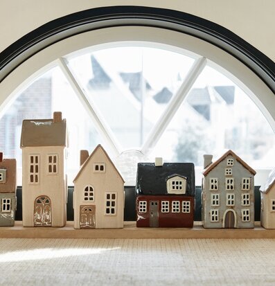 Bild av dekorativa keramikhus i naturligt ljus