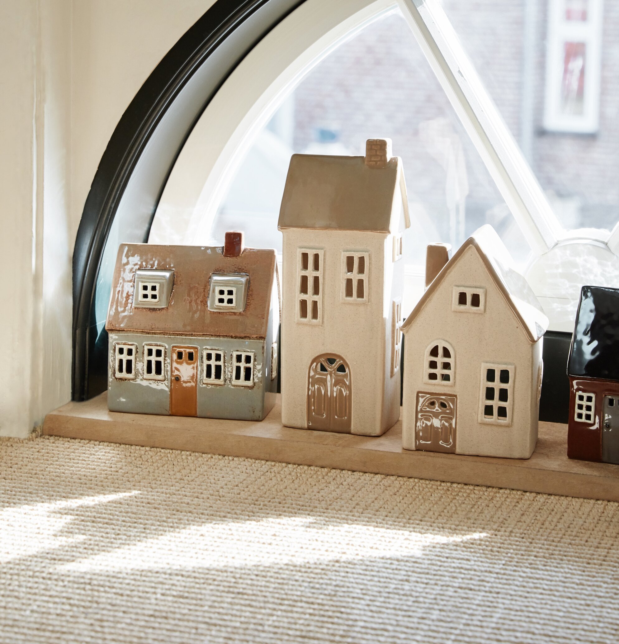 Ljuslykta Nyhavn 2 från IB Laursen på fönsterbräda med ljus