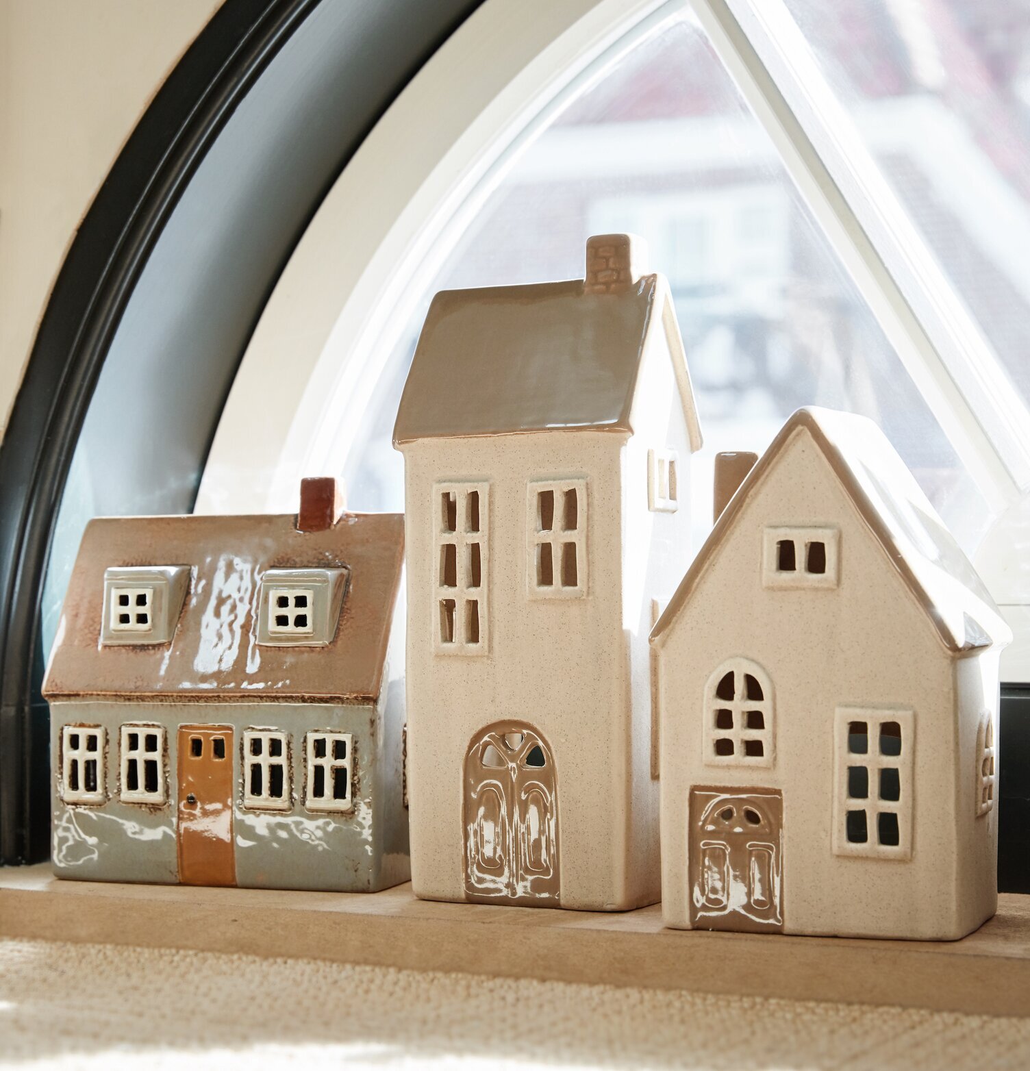 Ljuslykta Keramikhus Natur från IB Laursen på fönsterbräda