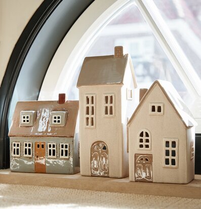 Bild av charmiga keramikljuslyktor i heminredning