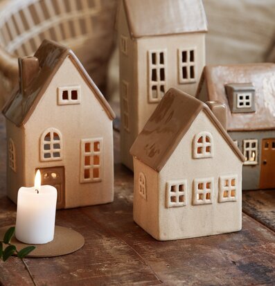 Bild av keramikhus som skapar en varm atmosfär