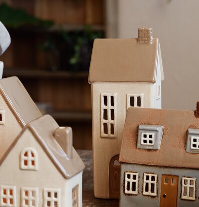 Bild av dekorativa keramikhus med hemtrevlig känsla