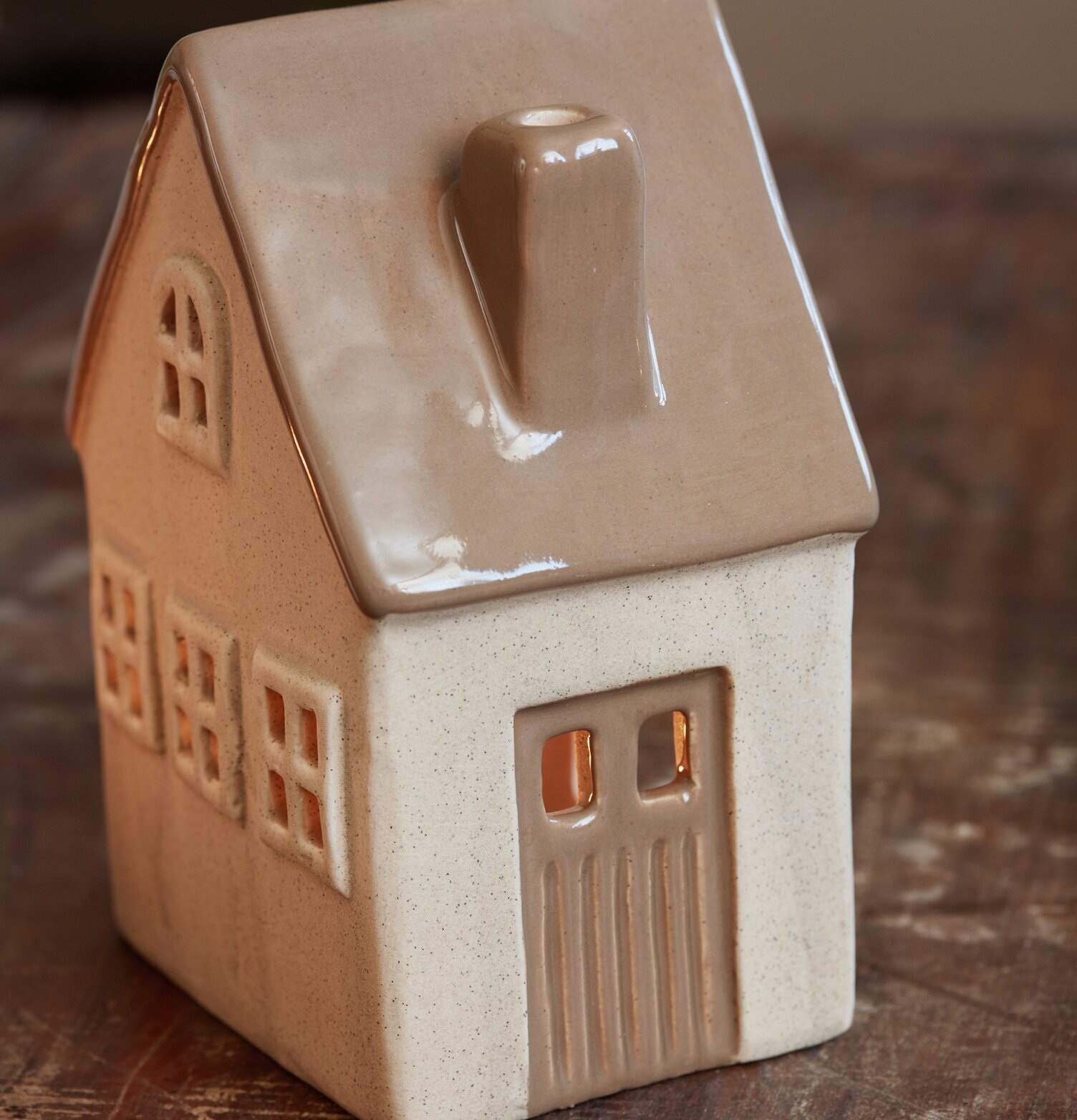 Bild av keramisk ljuslykta i form av ett litet hus