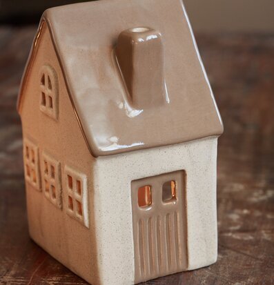 Bild av keramisk ljuslykta i form av ett litet hus