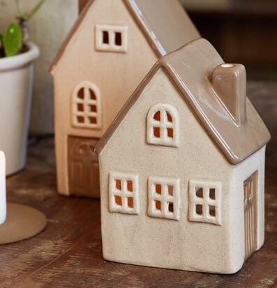 Bild av hemtrevlig inredning med keramikhus och växt