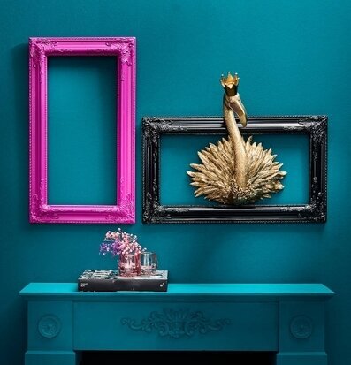 Ram Barock Svart från Werner Voss på turkos vägg med skulptur