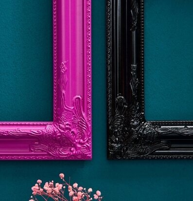 Ram Barock Svart från Werner Voss med rosa ram i bakgrunden