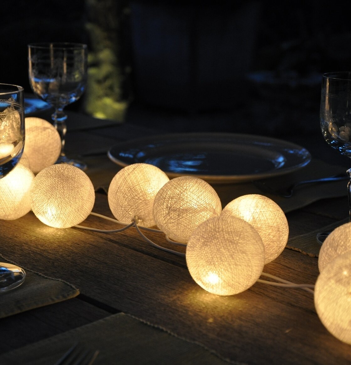 Ljusslinga Happy Lights - Snowball från Happy Lights på bord