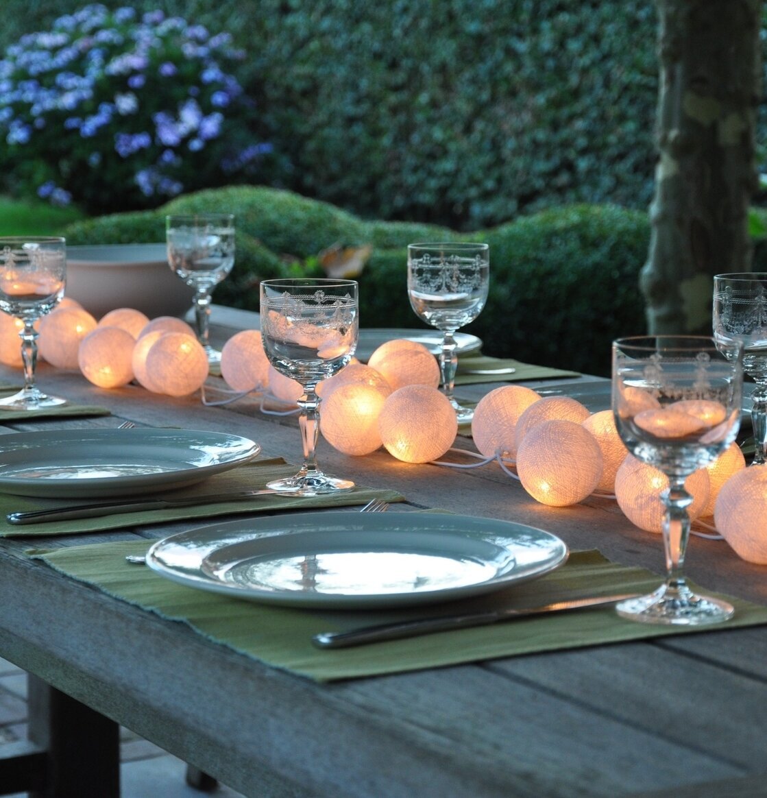 Ljusslinga Happy Lights - Snowball från Happy Lights på bord