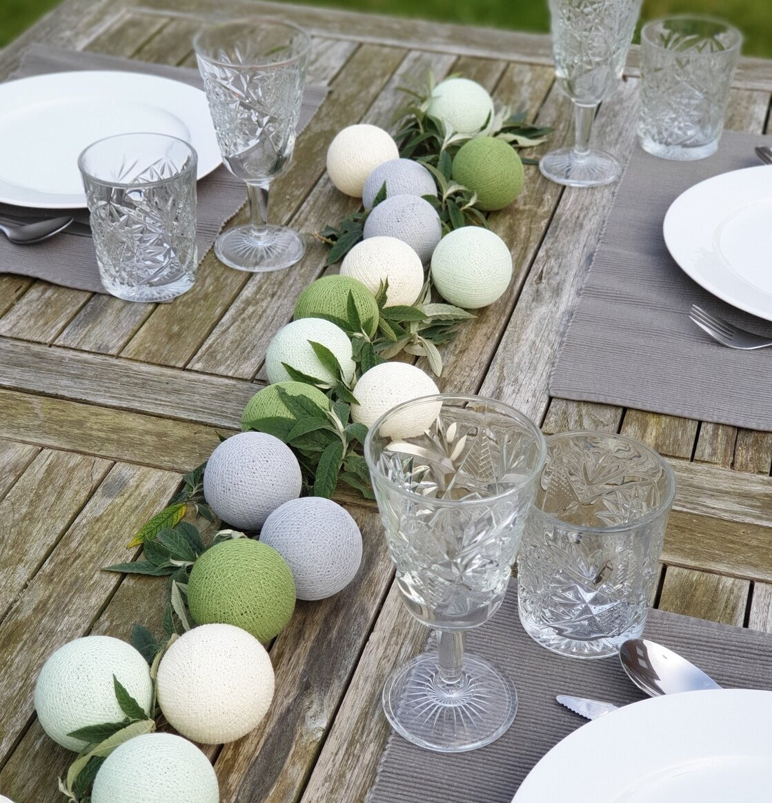 Ljusslinga Happy Lights - Daniel från Happy Lights på träbord