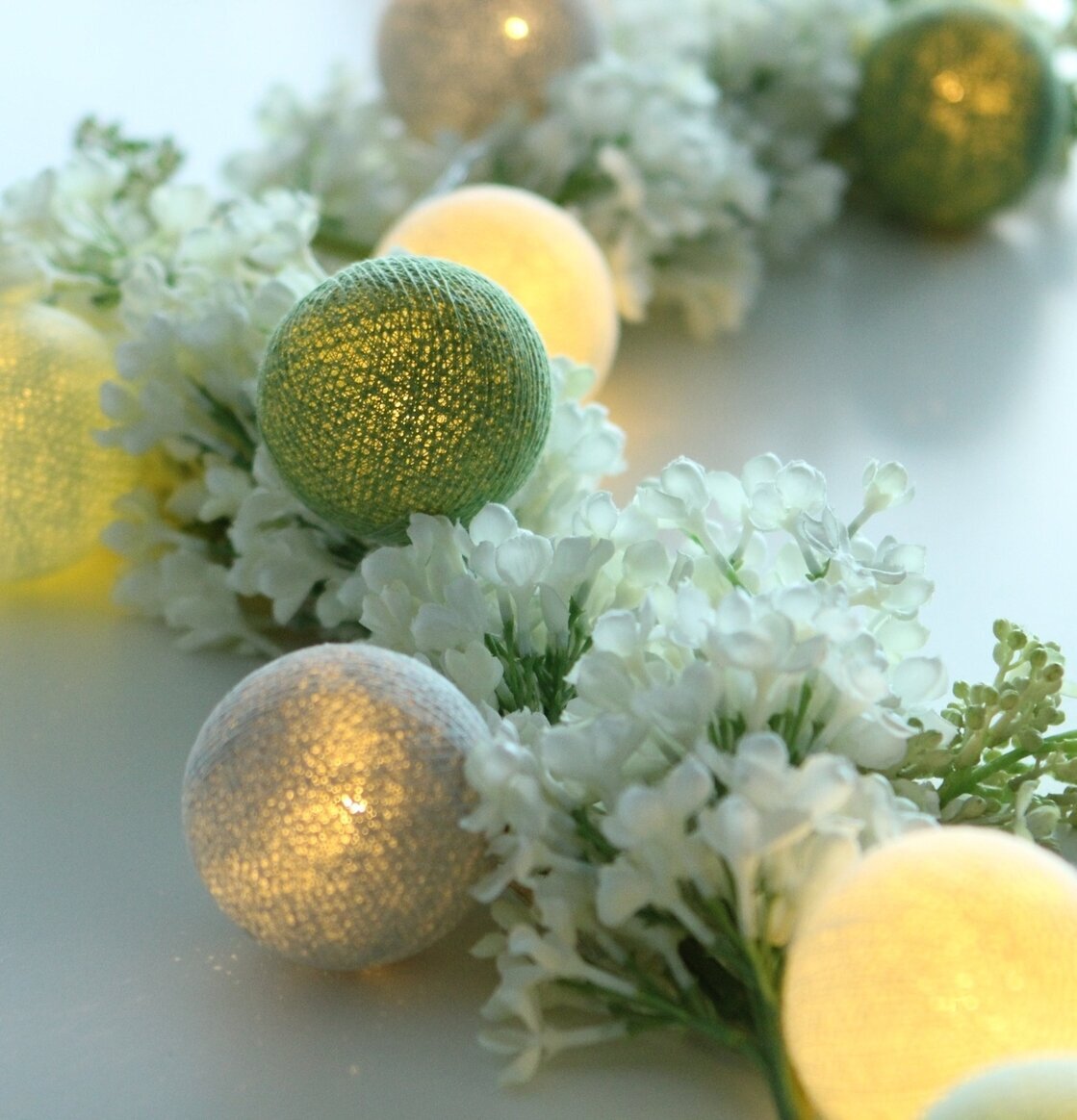 Ljusslinga Happy Lights - Daniel från Happy Lights med blommor