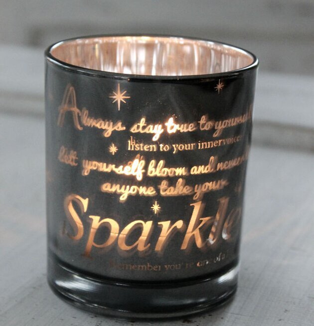 Sparkle - Majas Cottage: Mörk ljuslykta med guldiga detaljer