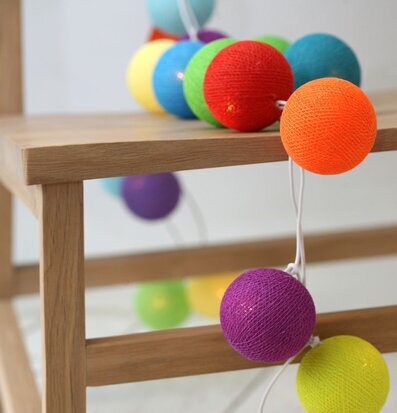 Ljusslinga Happy Lights - Niassam från Happy Lights över trästruktur