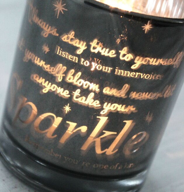 Sparkle - Majas Cottage ljuslykta med gyllene inskriptioner