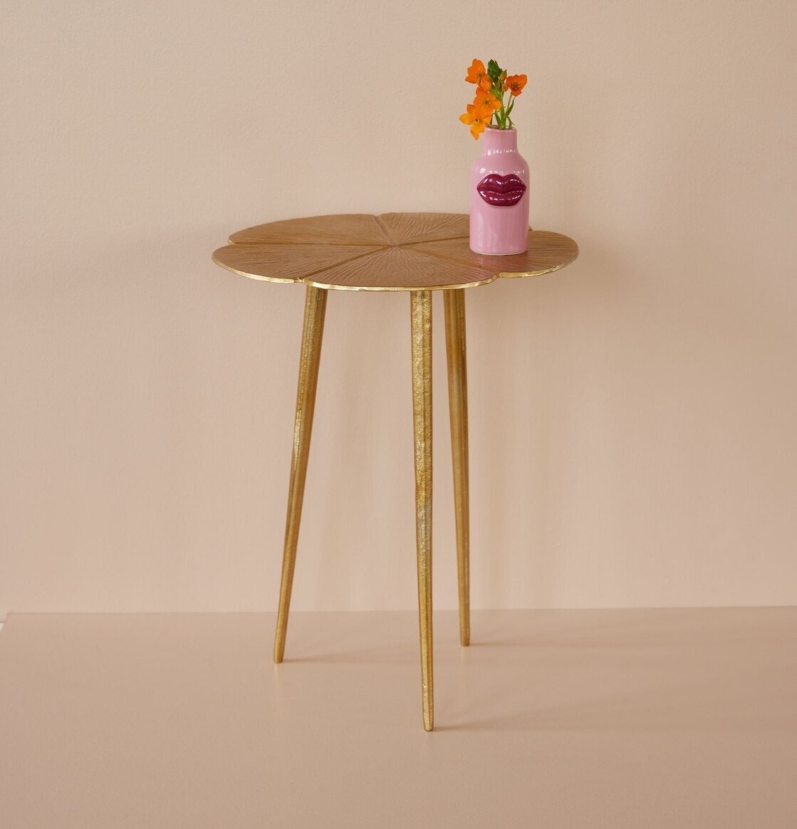 Sidobord Gold Clover Design från Rice med gyllene färg