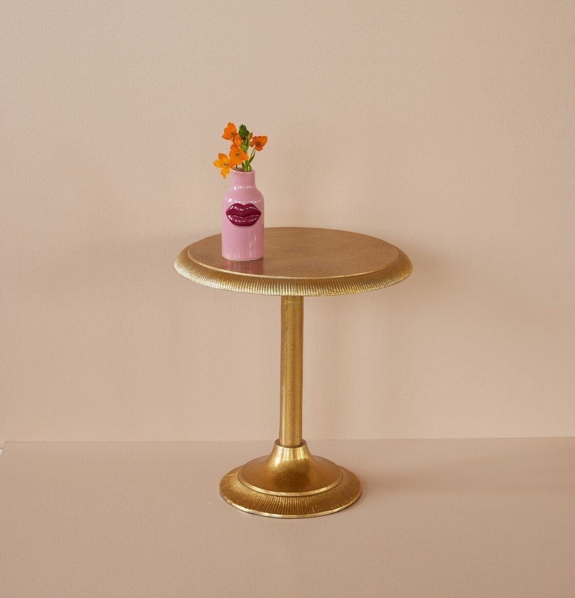 Sidobord Gold Design från Rice med rosa vas och blommor