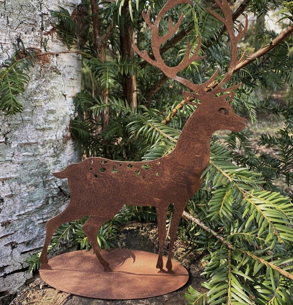 Hjort På Fot Rost från Lind Decoration i naturlig miljö