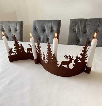 Ljusstake Vågig Rost från Lind Decoration på dukad yta