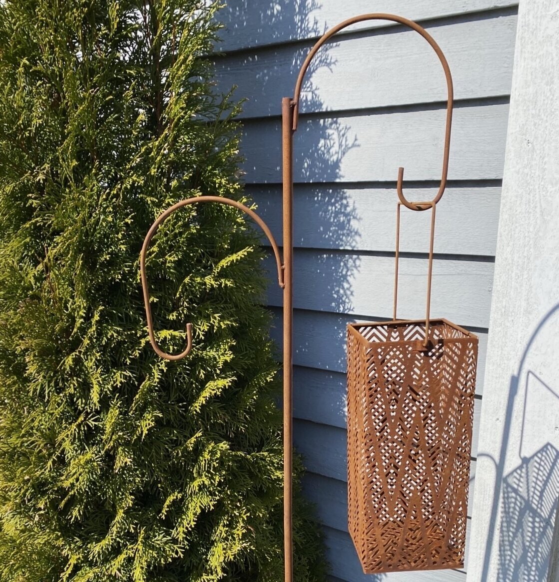 Lykthållare Rost Delbar från Lind Decoration i trädgård