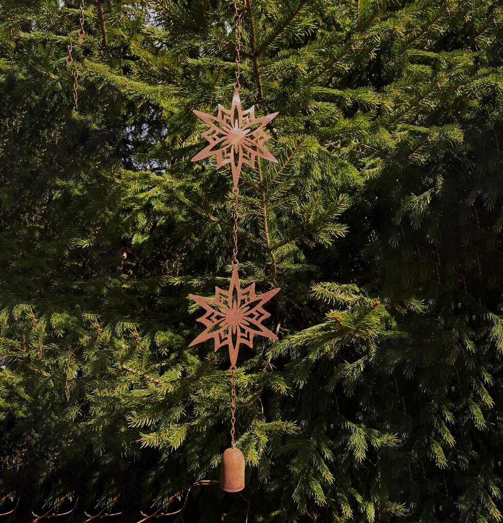 Stjärnmobil Med Klocka Rost från Lind Decoration i skogsmiljö