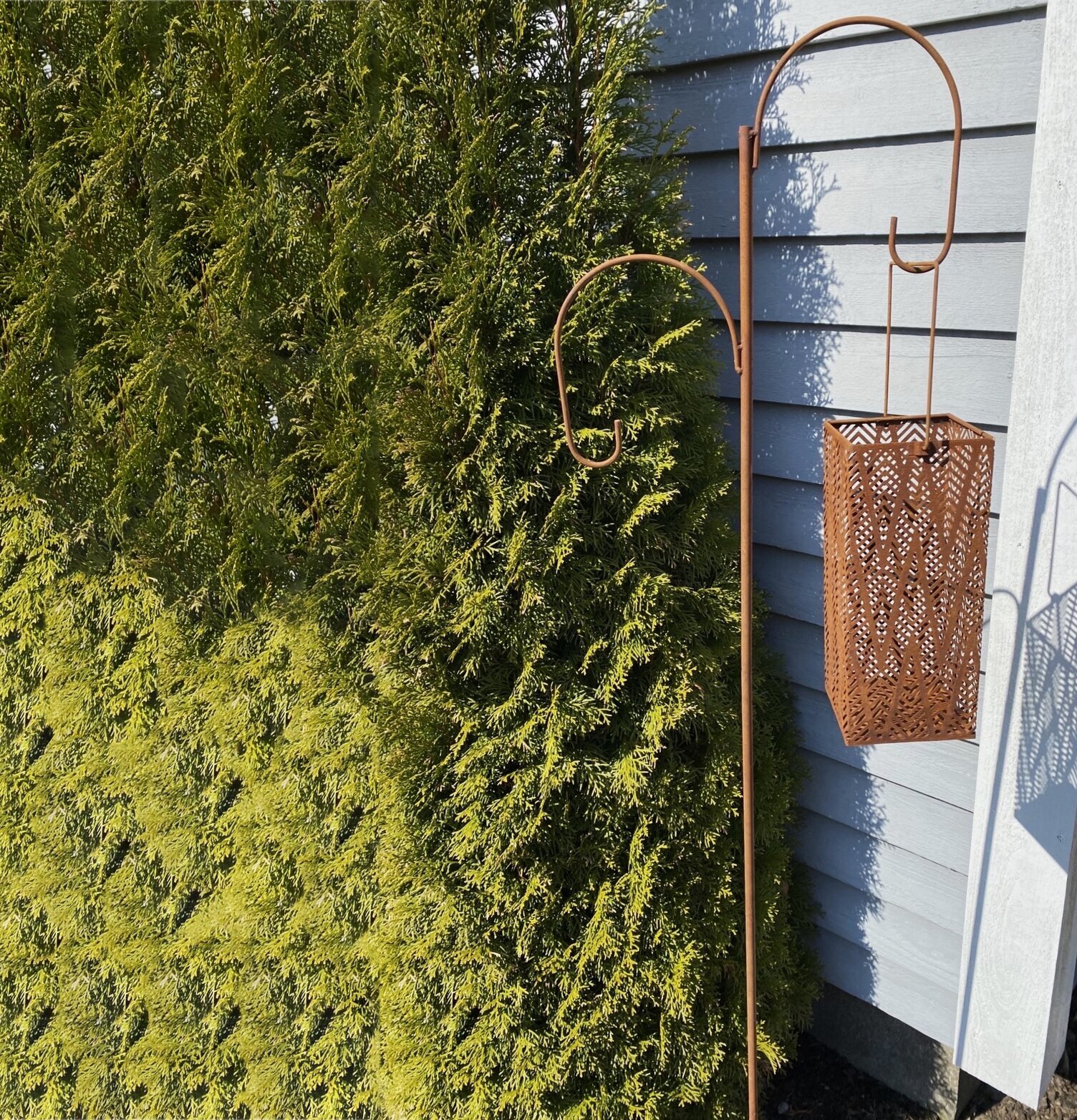 Lykthållare Rost Delbar från Lind Decoration i trädgård