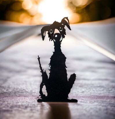 #ÄlskaPlåt Byrackan Svart av Älskaplåt, stiliserad hundfigur