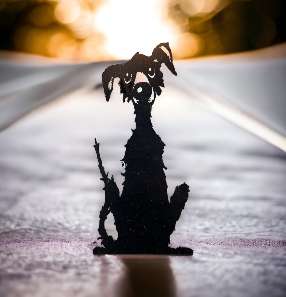 #ÄlskaPlåt Byrackan Svart av Älskaplåt, stiliserad hundfigur