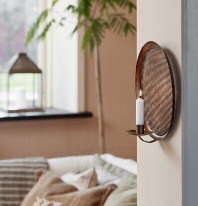 Väggljusstake Hålmönster från IB Laursen på krämvit vägg