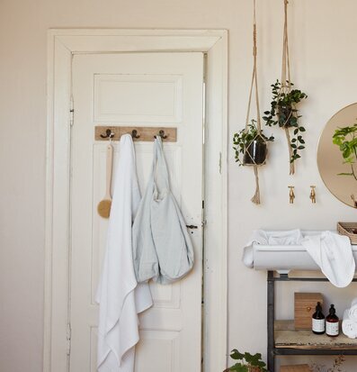 Klädhängare 3 Krokar från IB Laursen på vit trädörr