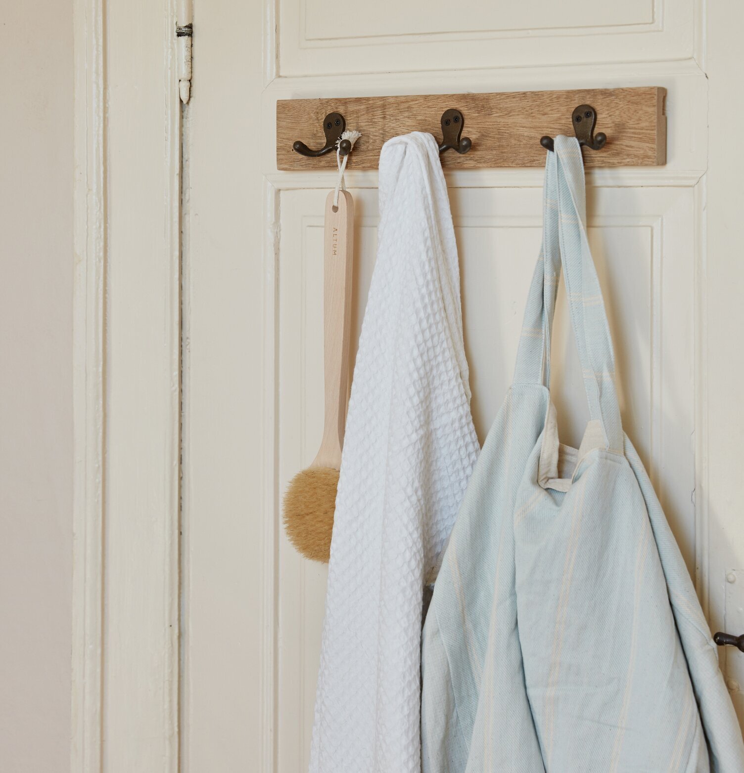 Klädhängare 3 Krokar från IB Laursen på vit panelad dörr